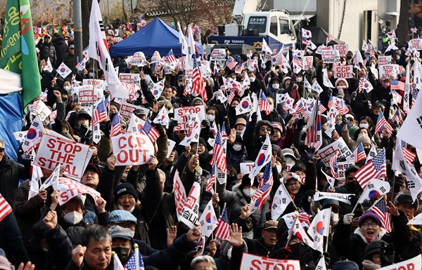 14일 오후 서울 한남동 관저 앞에서 윤석열 대통령 탄핵 반대 집회가 열리고 있다. ⓒ연합뉴스