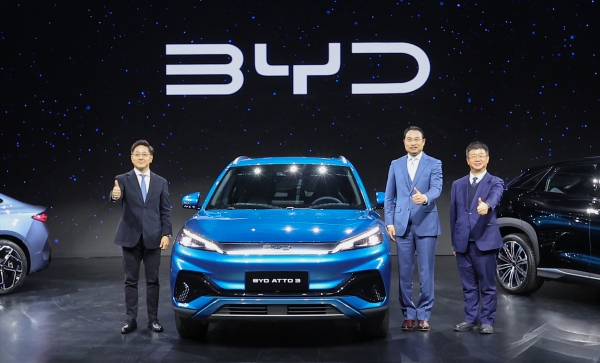 지난 16일 열린 ‘BYD 승용 브랜드 론칭 미디어 쇼케이스’ 현장. 왼쪽부터 조인철 BYD코리아 승용부문 대표, 류쉐량 BYD 아시아태평양 자동차 영업사업부 총경리, 딩하이미아오 BYD코리아 대표. ⓒ연합뉴스