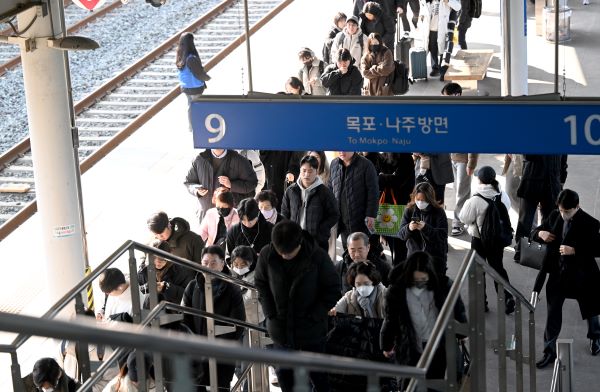 설 명절 연휴 전날인 24일 오전 광주 광산구 광주송정역이 귀성객으로 붐비고 있다. ⓒ뉴시스