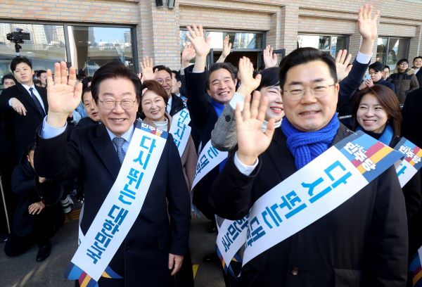 이재명 더불어민주당 대표와 박찬대 원내대표를 비롯한 지도부가 24일 서울 서초구 강남고속버스터미널에서 시민들에게 설 귀성 인사를 하고 있다. ⓒ뉴시스