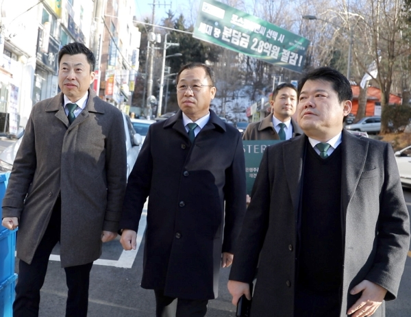 성남 은행주공 재건축 현장을 찾은 정희민 사장(오른쪽)이 직원의 설명을 듣고 있다. ⓒ포스코이앤씨