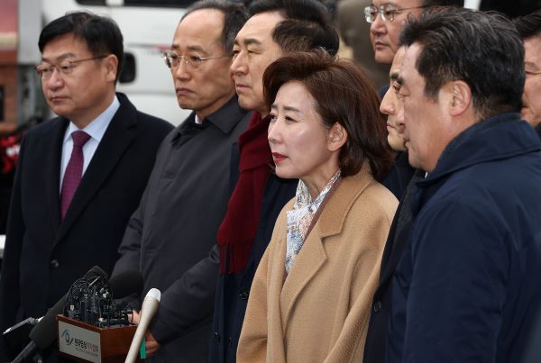 나경원 국민의힘 의원이 25일 오후 서울 종로구 헌법재판소에서 열린 대통령 탄핵심판 최종 변론에 참관하기 위해 입장하며 발언하고 있다. ⓒ뉴시스