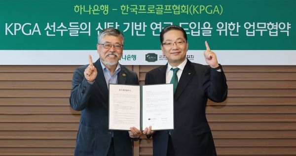 업무협약식에 참석한 이호성 하나은행장(사진 오른쪽)이 김원섭 한국프로골프협회 회장(사진 왼쪽)과 협약서를 들고 기념촬영을 하고 있다. ⓒ하나은행