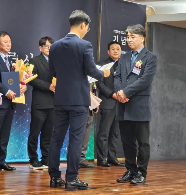 DL건설 김명홍 부장이 제22회 조경의 날 서울특별시장 표창을 수여받았다고 밝혔다. 사진은 기념식에서 표창을 수여받는 모습. ⓒDL건설