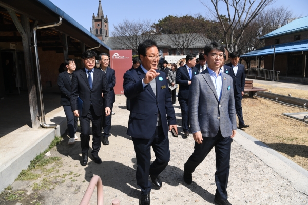 김완섭 환경부 장관이 지난 14일 완주군을 방문해 유희태 완주군수, 안호영 국회 환경노동위원장과 수질사고 안전관리 강화와 친환경 산업 발전 현황을 점검하는 자리를 가졌다. ⓒ완주군