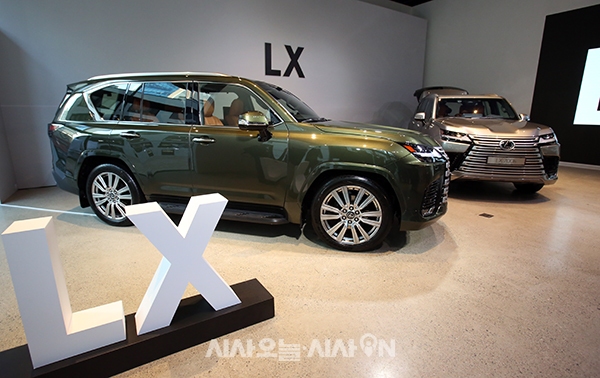 렉서스코리아가 17일 오전 서울 성동구 앤더슨씨 성수에서 렉서스 ‘디 올 뉴 LX 700h(THE ALL-NEW LX 700h)’ 차량을 선보이고 있다.