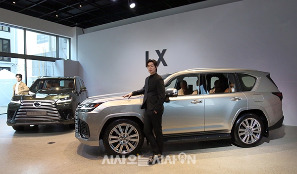 렉서스코리아가 17일 오전 서울 성동구 앤더슨씨 성수에서 렉서스 ‘디 올 뉴 LX 700h(THE ALL-NEW LX 700h)’ 차량을 선보이고 있다.