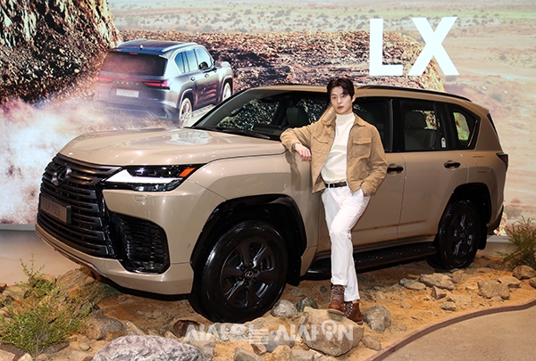 렉서스코리아가 17일 오전 서울 성동구 앤더슨씨 성수에서 렉서스 ‘디 올 뉴 LX 700h(THE ALL-NEW LX 700h)’  오버트레일 차량을 선보이고 있다.