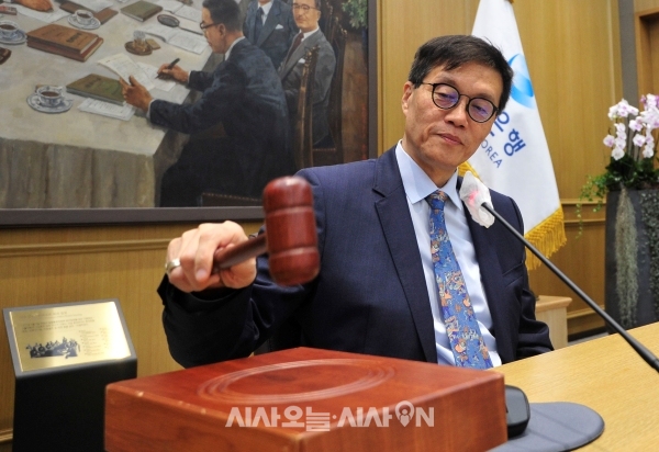 이창용 한국은행 총재가 19일 금융통화원회에서 의사봉을 두드리고 있다.  ⓒ사진공동취재단