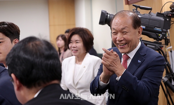 황우여 국민의힘 비상대책위원장이 16일 서울 여의도 국회 의원회관에서 열린 ‘대한민국의 지속 가능한 내일을 위한 저출산과 연금개혁’ 세미나에서 참석자들과 인사를 나누고 있다.