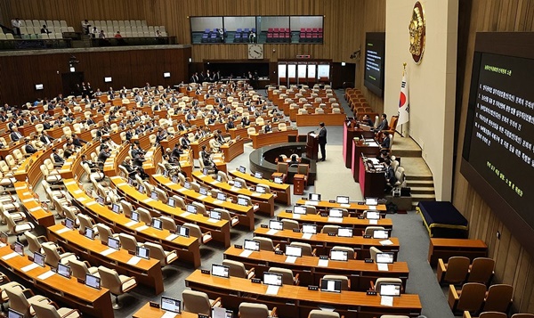 더불어민주당 대표는 법대로 6월 7일까지 원 구성과 상임위 구성을 마치겠다는 입장이지만 국민의힘은 합의대로 원 구성을 해야 한다고 반발하고 있다.ⓒ연합뉴스