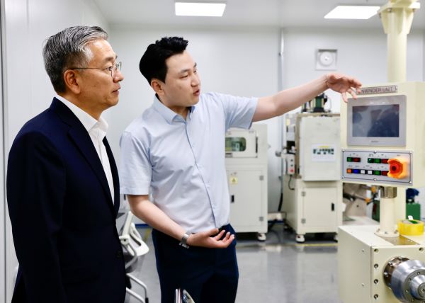 김종호 기보 이사장(사진 왼쪽)이 김주성 리베스트 대표와 함께 연구시설을 둘러보고 애로사항을 청취하고 있다. ⓒ기술보증기금