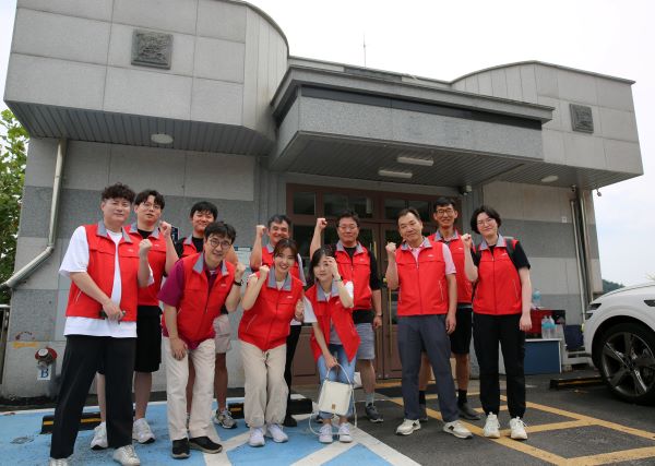 ABL생명이 지난 27일 서울 종로구에 위치한 아동복지시설 선덕원에서 환경미화 봉사활동을 실시했다. ⓒABL생명