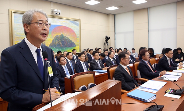 임종룡 우리금융그룹 회장이 10일 서울 여의도 국회에서 열린 정무위원회의 금융위원회 한국산업은행 등에 대한 국정감사에 증인으로 출석해 의원 질의에 답하고 있다.