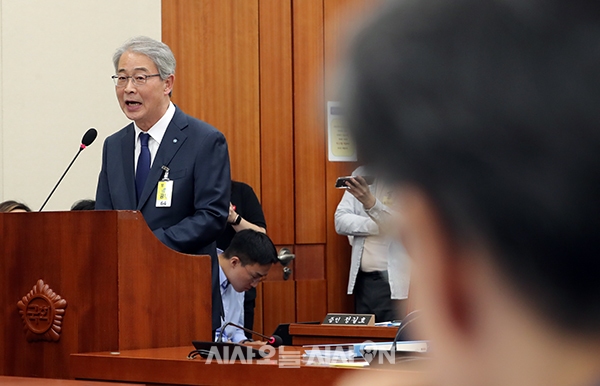 임종룡 우리금융그룹 회장이 10일 서울 여의도 국회에서 열린 정무위원회의 금융위원회 한국산업은행 등에 대한 국정감사에 증인으로 출석해 의원 질의에 답하고 있다.