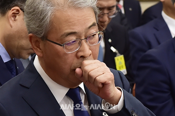 임종룡 우리금융그룹 회장이 10일 서울 여의도 국회에서 열린 정무위원회의 금융위원회 한국산업은행 등에 대한 국정감사에 증인으로 출석해 있다.