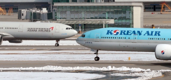 인천국제공항 활주로와 주기장에 대한항공-아시아나항공 여객기가 보이고 있다.